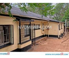 Spacious 3 bedroom House with Pool in Sunnyside Blantyre