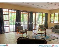 Spacious 3 bedroom House with Pool in Sunnyside Blantyre